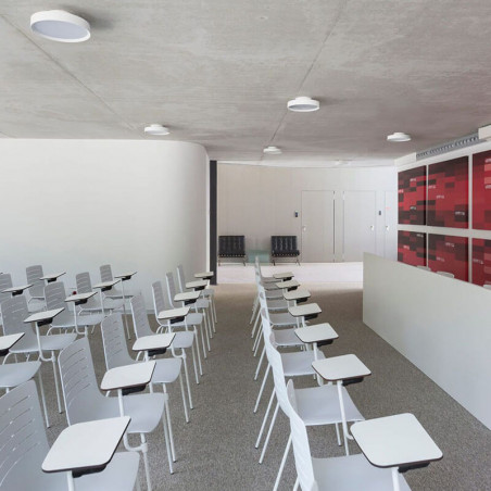 Foco LED de superficie Sky 22W instalado en sala de conferencias | Aiure