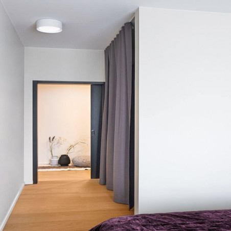 Stram Surface 22W de Arkoslight en un dormitorio | Aiure