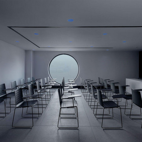 Downlight Lex Asymmetric Blue instalado en una sala de conferencias | Aiure