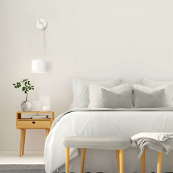 Aplique de pared blanco de Ole by FM instalado en un dormitorio | Aiure