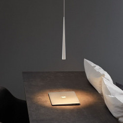 Lámpara Holly de Arkoslight sobre escritorio | Aiure
