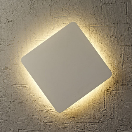 Aplique LED cuadrado Bora Bora encendido en una pared. Mantra | Aiure