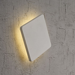 Perfil del aplique LED cuadrado Bora Bora 6W encendido en una pared. Mantra | Aiure