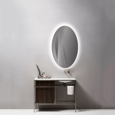 Espejo de diseño con luz LED Adriana de ACB en un cuarto de baño | Aiure