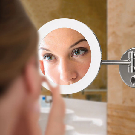 Espejo de maquillaje circular Boan de ACB en un baño con una mujer reflejada | Aiure