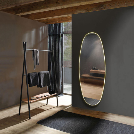 Espejo LED ovalado Onix con marco de ACB en la pared de un vestidor | Aiure