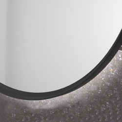 Espejo redondo LED con marco Bequia de Eurobath en un cuarto de baño primer plano | Aiure