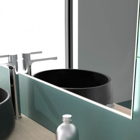 Espejo LED retroiluminado Santorini de Eurobath en un cuarto de baño primer plano | Aiure