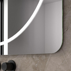 Espejo cuadrado con luz LED interior Fiji de Eurobath en un cuarto de baño primer plano| Aiure