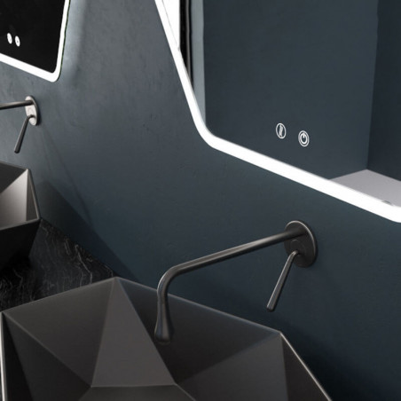 Espejo LED poligonal táctil Mare de Eurobath en un cuarto de baño primer plano| Aiure