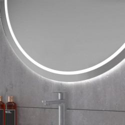 Espejo con marco LED redondo Mallorca de Eurobath en un cuarto de baño primer plano| Aiure
