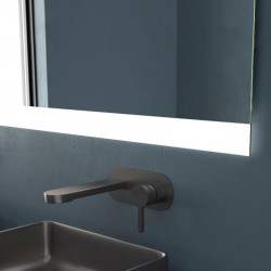 Espejo de baño rectangular con luz LED Feroe de Eurobath en un cuarto de baño primer plano| Aiure