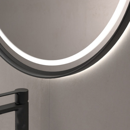 Espejo LED con marco negro Caicos de Eurobath en un cuarto de baño primer plano| Aiure