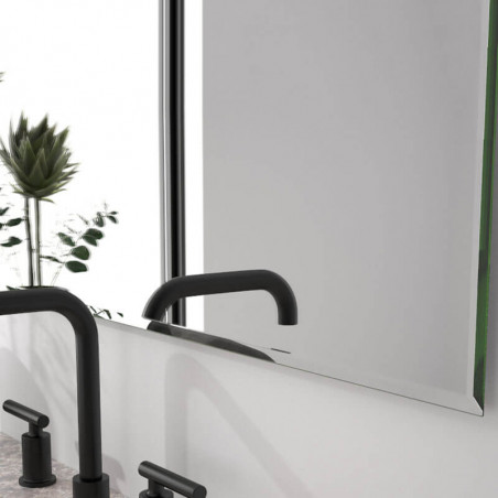 Espejo de baño con sistema anti-vaho Tiga de Eurobath en un cuarto de baño primer plano| Aiure
