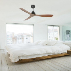 Ventilador Gotland negro y madera de Faro Barcelona en un dormitorio | Aiure