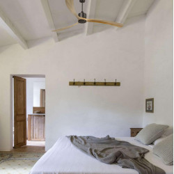 Ventilador de techo sin luz Kauai marrón de Faro Barcelona en un dormitorio | Aiure