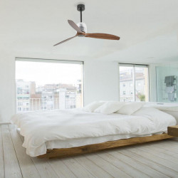 Ventilador de techo sin luz Deco Fan negro y madera de Faro Barcelona en un dormitorio | Aiure