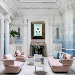 Butaca de diseño Levitt rosa de Viccarbe en un salón junto al sofá Levitt| Aiure