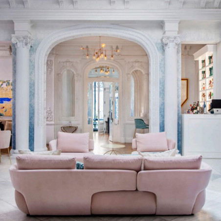 Butaca de diseño Levitt rosa de Viccarbe en un salón junto al sofá Levitt| Aiure
