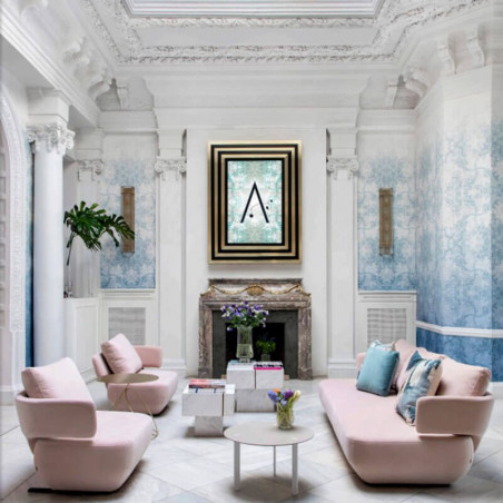 Butaca de diseño Levitt rosa de Viccarbe en un salón junto al sofá Levitt - ignífuga| Aiure