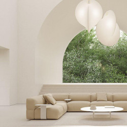 Diferentes combinaciones del sofá beige de la colección Savina de Viccarbe en un espacio diáfano con mesas auxiliares| Aiure