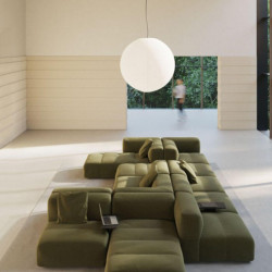 Diferentes combinaciones del sofá oliva de la colección Savina de Viccarbe en un espacio diáfano con mesas auxiliares| Aiure