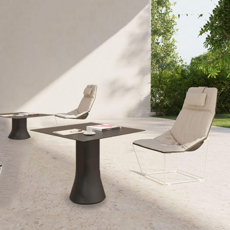 Table carrée d'extérieur design Cambio de Viccarbe coleur noir dans un jardin| Aiure