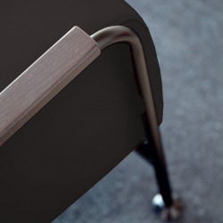 Fauteuil design d'extérieur Colubi de Viccarbe de couleur noire avec accoudoirs en bois premier plan| Aiure