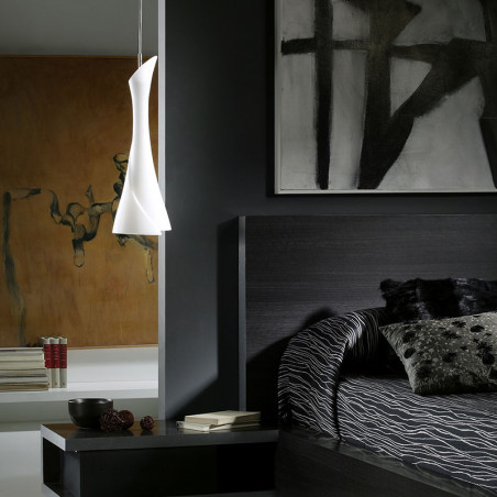 Lampe pendante blanche de designer Zack de Mantra dans une chambre| Aiure