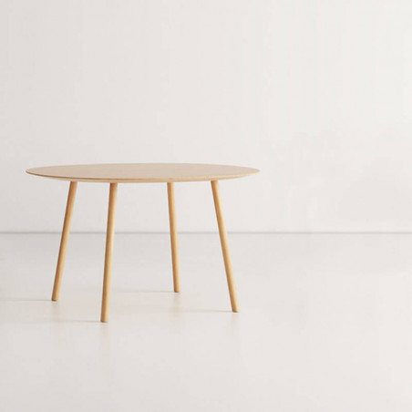 Table circulaire design Maarten de Viccarbe dans une salle | Aiure