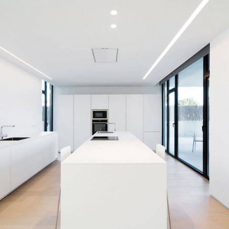 Système d'éclairage longitudinal downlight LED Fifty HO Trimless installé au niveau du plafond d'une cuisine. Arkoslight | Aiure