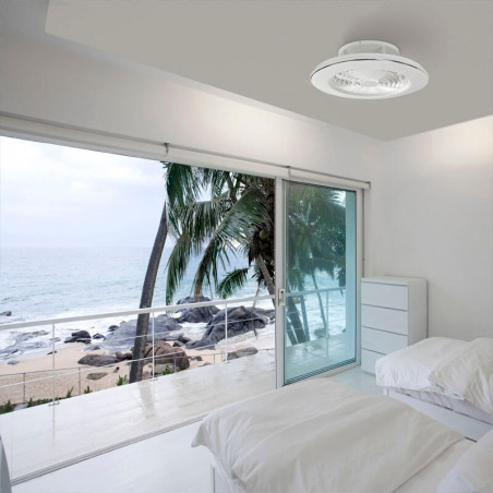Ventilateur blanc Alisio de Mantra installé dans une chambre à coucher | AiureDeco
