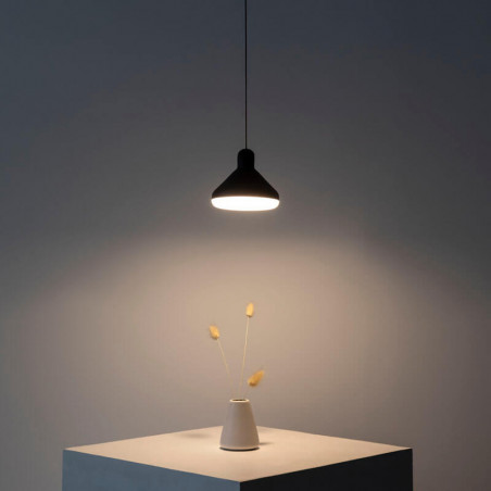 Lampe LED Antares avec une lumière suspendue et allumée sur une table. Mantra | Aiure