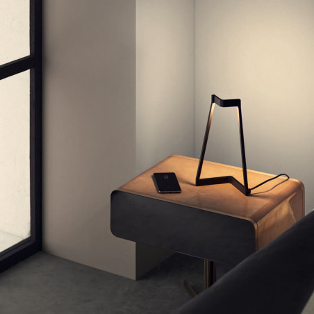 Lampe à poser moderne Minimal by Mantra sur table de chevet | Aiure