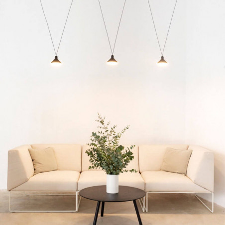 Luminaire suspendu à trois lumières et hauteur réglable dans un salon Antares de Mantra | Aiure