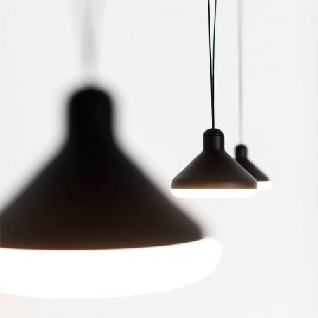 Gros plan sur la lampe suspendue à 3 lumières et hauteur réglable Antares de Mantra | Aiure