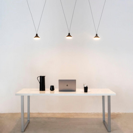 Lampe suspendue à 3 lumières et hauteur réglable sur un bureau Antares de Mantra | Aiure