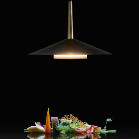 Lampe Onion par Mantra avec une lumière fond noir | Aiure