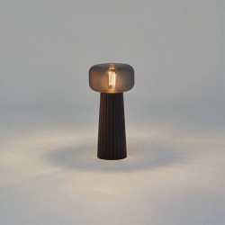 Lampe de table noire allumée  Faro de Mantra | Aiure