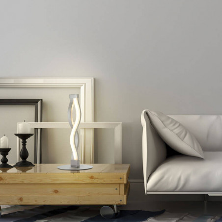 Lampe de table Sahara argentée illuminée dans un salon | Aiure