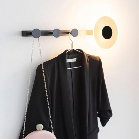 Photo d'ambiance de l'applique-porte manteau LED noire Venus de Mantra | Aiure