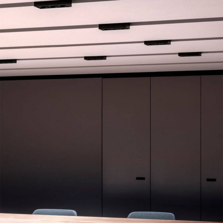 Des plafonniers noirs Foster Black Surface 3 d'Arkoslight installés en differentes rangées | Aiure
