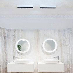 Plafonnier Black Foster Surface d'Arkoslight dans une salle de bain avec un lavabo | Aiure