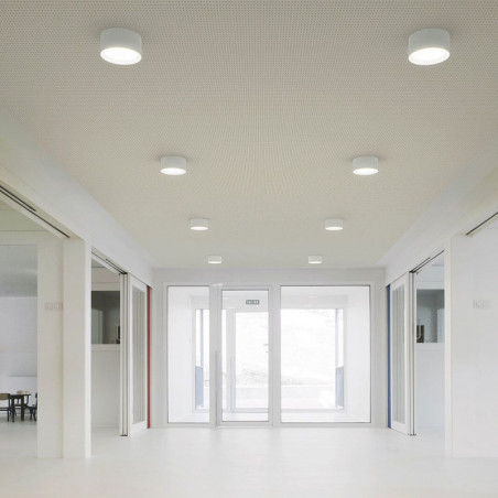 Stram Surface d'Arkoslight blanc installé dans un hall de bureaux | Aiure