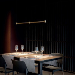 Lampe Art Surface d'Arkoslight sur une table de restaurant | Aiure