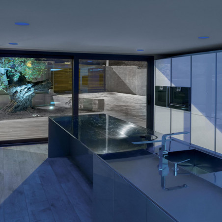 Lex Eco downlight à LED bleu asymétrique sur un plafond de cuisine - Arkoslight | Aiure