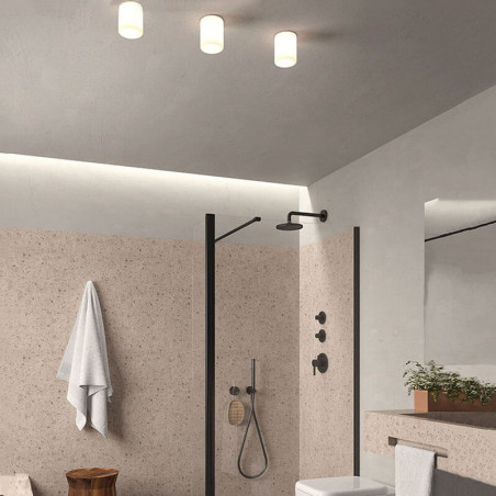 Spot design à LED blanc glacier de Mantra au plafond d'une salle de bains| Aiure