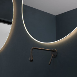 Miroir mural rond à LED Caledonia de Eurobath dans une salle de bain gros plan | Aiure