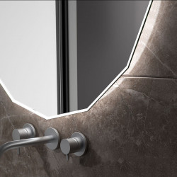 Miroir polygonal à LED Nassau de Eurobath dans une salle de bain gros plan| Aiure