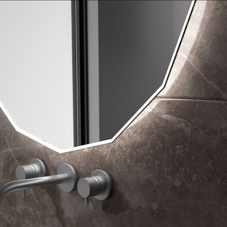Miroir polygonal à LED Nassau de Eurobath dans une salle de bain gros plan| Aiure